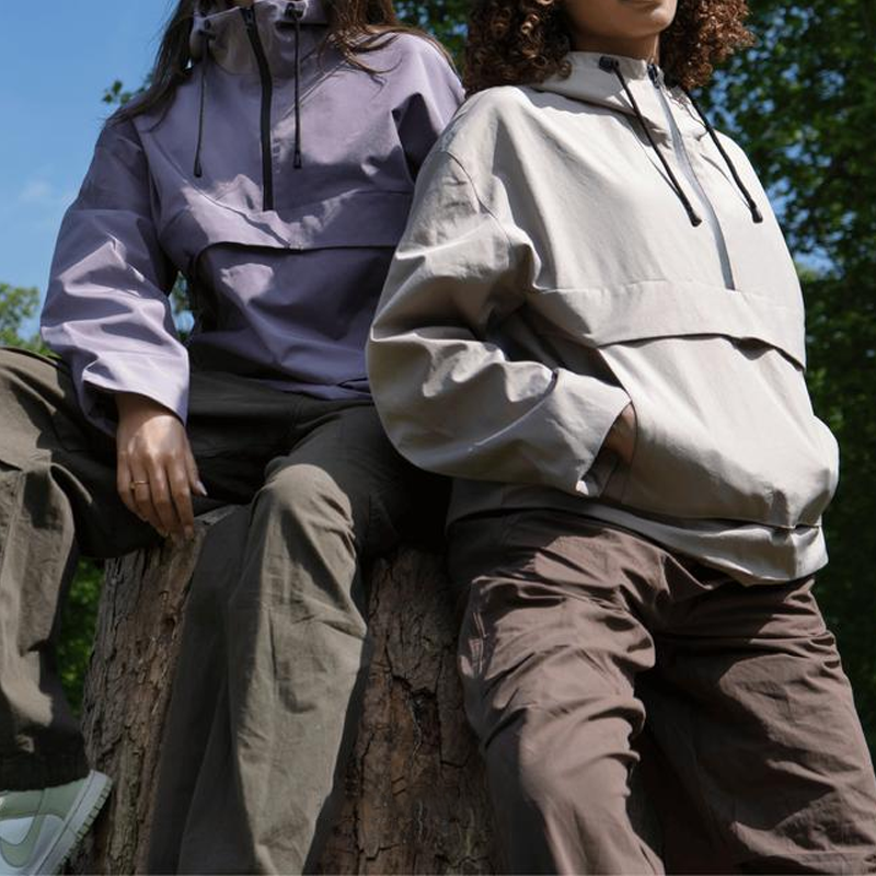 đHerbstverkauf 50 % RabattđLĂ€ssige Softshelljacke mit Kapuze
