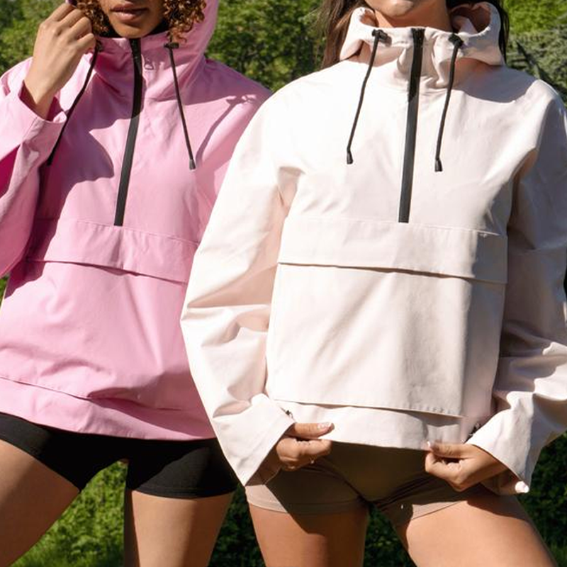 đHerbstverkauf 50 % RabattđLĂ€ssige Softshelljacke mit Kapuze